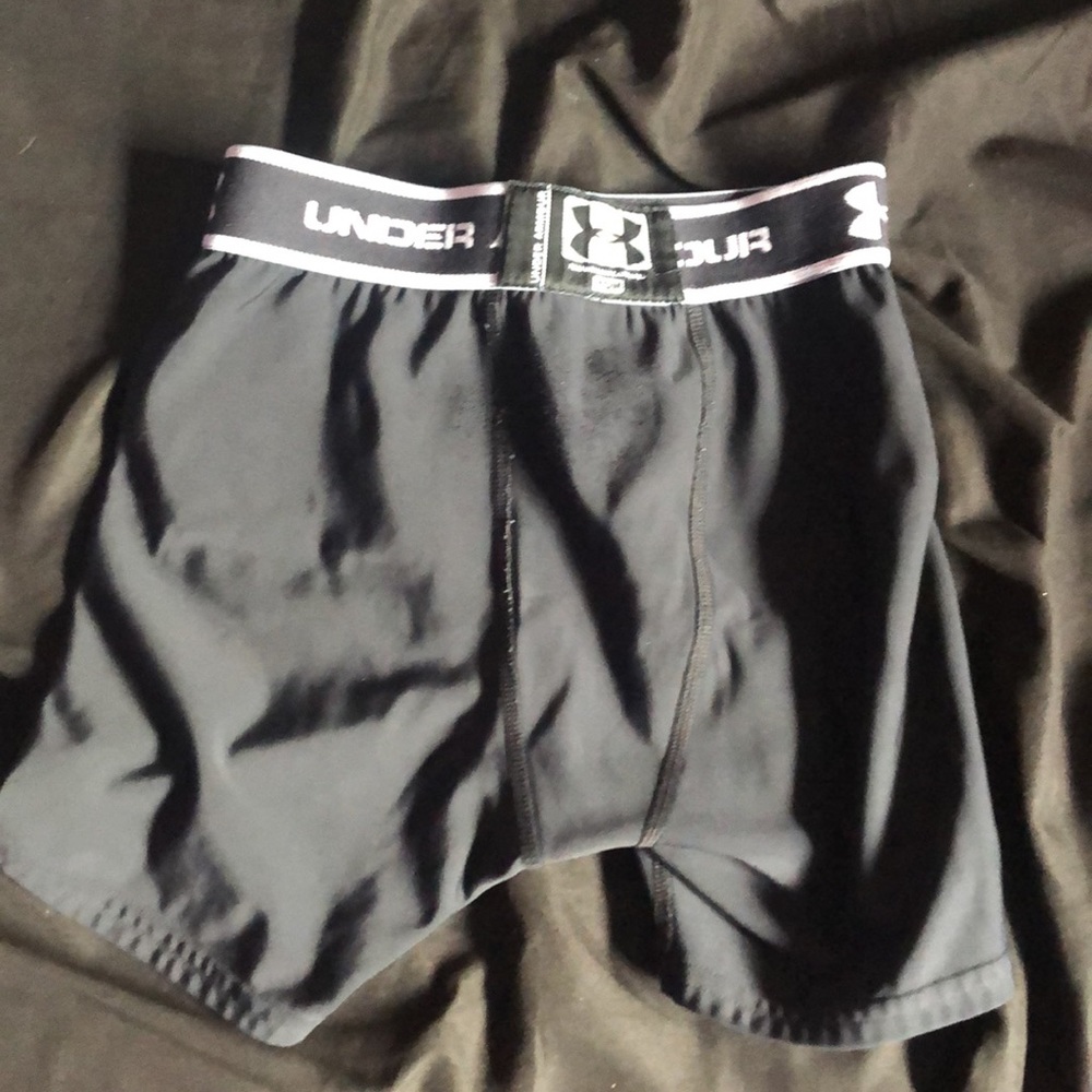 Under armor Compression shorts - Picture 2 of 3